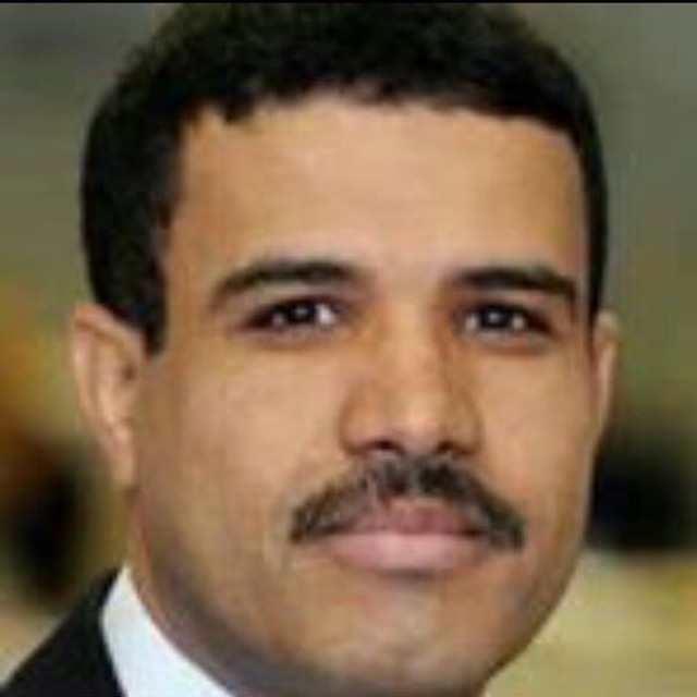 الكاتب السياسي محمد جميح يرد على القيادي الحوثي حسين العزي 