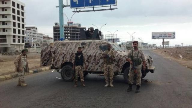 على متن مدرعاتهم.. جنود الحماية الرئاسية يدخلون عدن