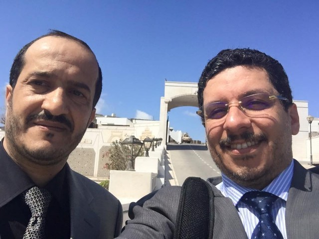 صورة وحدث: أحمد بن مبارك في صورة سلفي من قصر «معاشيق عدن»