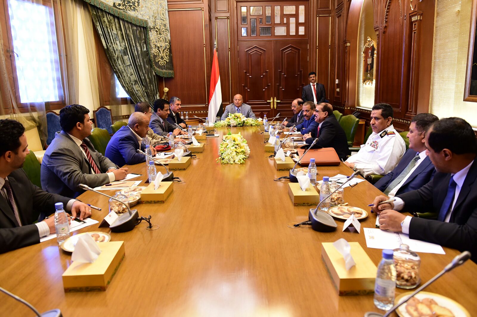 الرئيس هادي عقد اجتماعاً استثنائياً لمجلس الدفاع الوطني بحضور الفريق علي محسن الأحمر