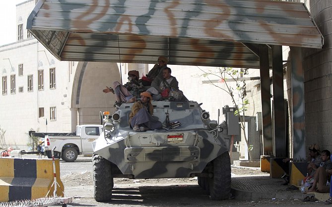مدرعة عليها عناصر من مليشيا جماعة الحوثي أمام مقر قيادة الجيش بص