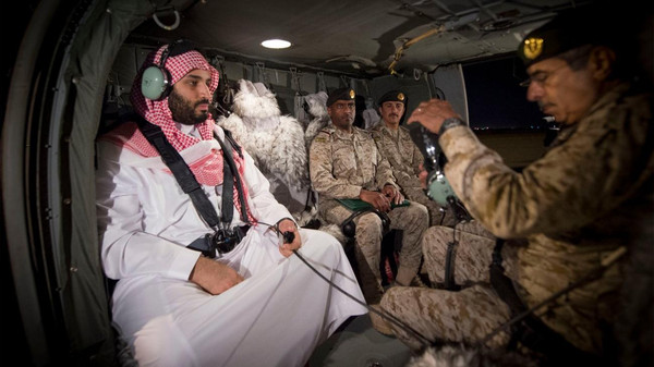 بالصور.. وزير الدفاع السعودي «محمد بن سلمان» يتفقد قواته في جازان مع الحدود اليمنية