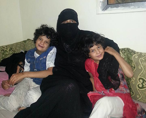 أم يمنية تعيش مع خمس بناتها بينهن معاقتين حياة بائسة ومعاناة دائمة، تناشد اصحاب القلوب الرحيمة مساعدتها