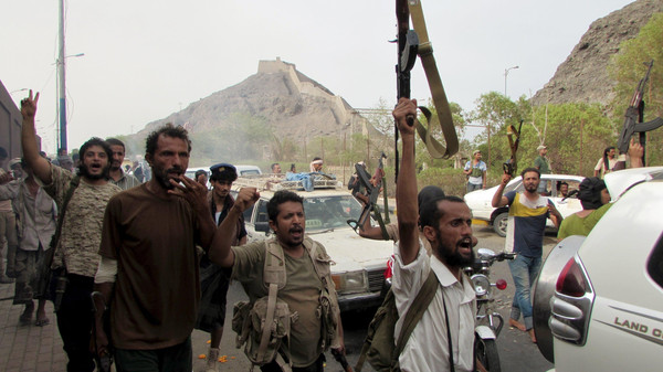 المقاومة الشعبية تأسر عددا من قيادات الحوثي في إب