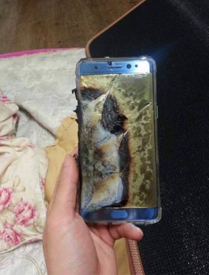 انفجار هاتف جالكسي نوت 7 أثناء الشحن (صور)