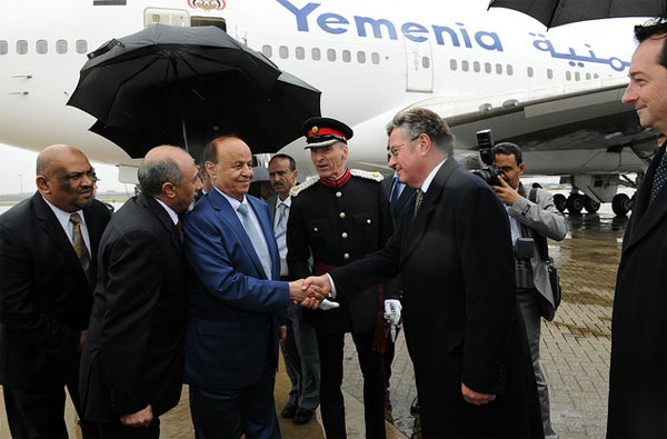 رئيس الجمهورية يصل بريطانيا ويبدأ لقاءته.. طائرتان حربيتان رافقت طائرته حتى خرج من الأجواء اليمنية