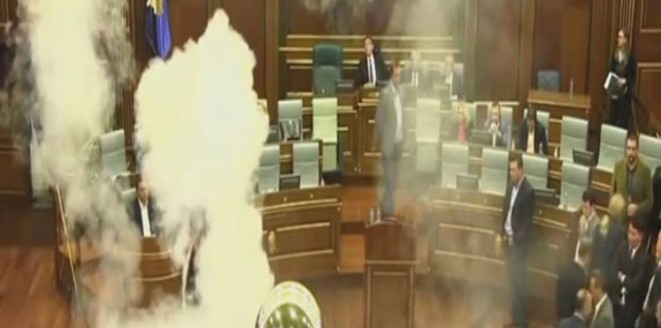 غرائب وعجائب.. قنبلة مسيلة للدموع في برلمان تدفع أعضاءه للفرار