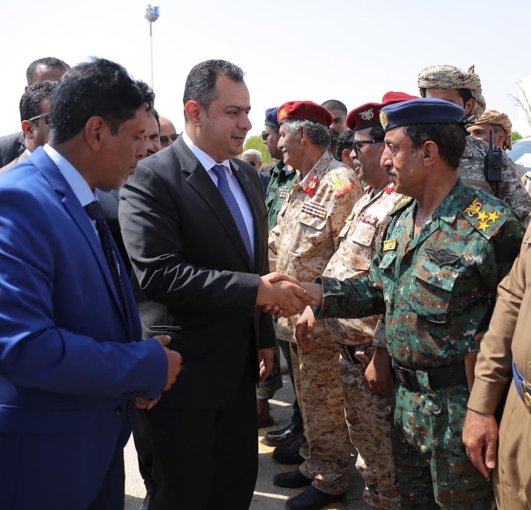 رئيس الوزراء يصل الأراضي اليمنية في زيارة تفقدية