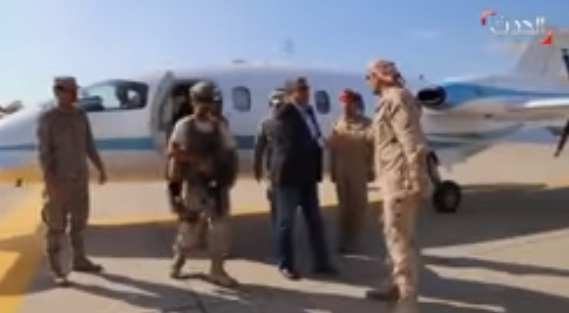 شاهد بالفيديو.. لحظة وصول رئيس الوزراء خالد بحاح إلى مطار عدن