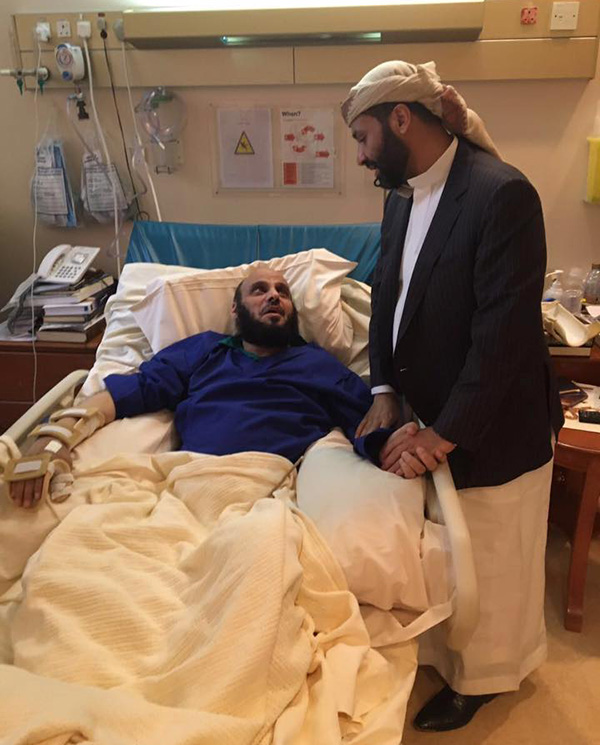 بالصور: حميد الأحمر يزور الشيخ عائض القرني في مستشفى بالرياض