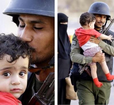 السلطات السعودية تكرم جندي عقب تقبيله رأس طفل يمني بمنفذ الطوال .. والجندي يروي القصة