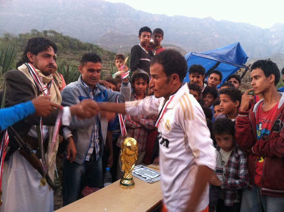 تكريم مسلح حوثي للاعبي رياضة يثير استياء اليمنيين