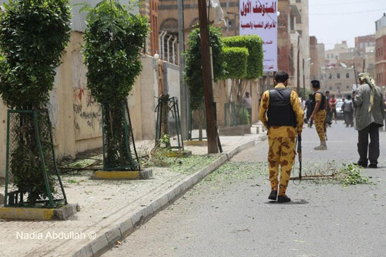 مكان انفجار عبوة ناسفة جوار وزارة النفط بالعاصمة صنعاء 25 يونيو 