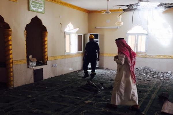 بالصور : هذا ما فعلته القذائف الحوثية باحد مساجد السعودية ؟