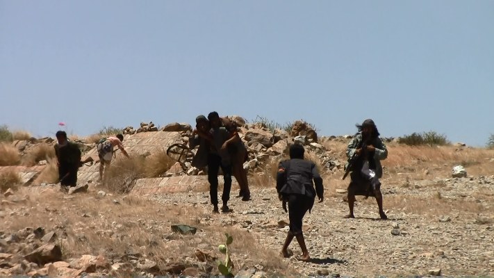 مليشيا الحوثي وصالح تفاوض المقاومة في تعز لسحب جثث قتلاها من احد الجبال