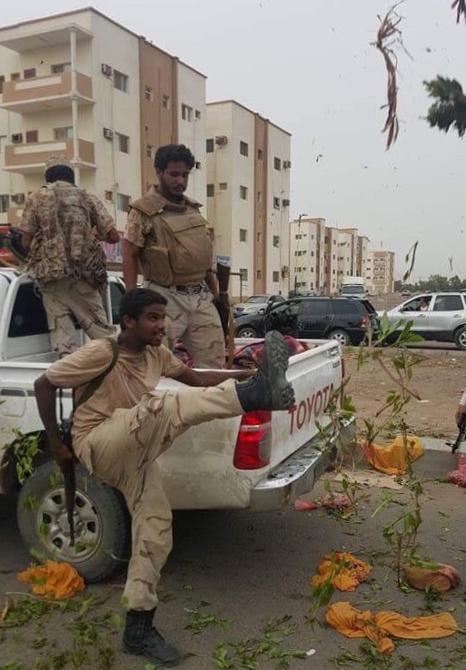 قوات الحزام الأمني في عدن تواصل إزالة أسواق القات من المدينة وتجرف البسطات (صور)