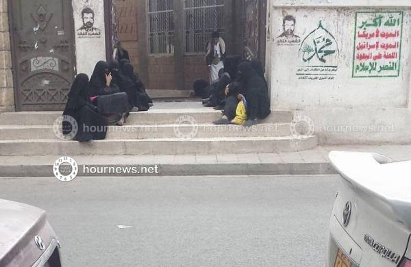 صورة من أمام احد مساجد العاصمة صنعاء تظهر حجم المأساة في اليمن