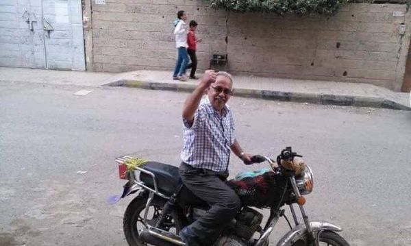 انقطاع المرتبات تدفع أكاديميا بجامعة صنعاء للعمل في قيادة دراجة نارية