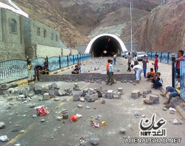 عدن: مواطنوان غاضبون يغلقون نفق القلوعة احتجاجاً على انقطاع المياه عن الحي