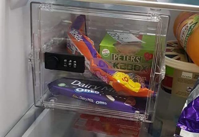زوج بريطاني يضع الشيكولاتة فى خزنة مشفرة بالثلاجة ليمنع زوجته من تناولها