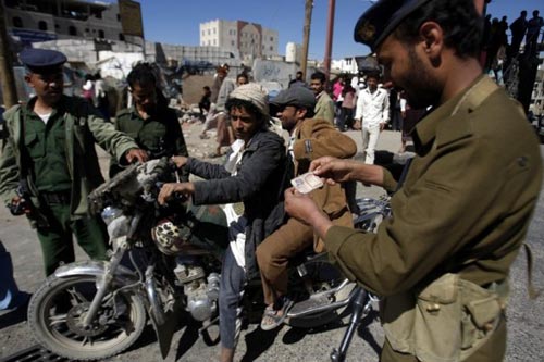 وزارة الداخلية تعلن حظر التجوال بالدراجات النارية والسلاح ليومين في صنعاء ابتداءاً من الليلة