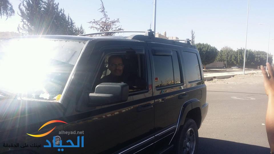 صورة وحدث: علي عبدالله صالح يهدي أحد سياراته الفارهة لموظف في صنعاء