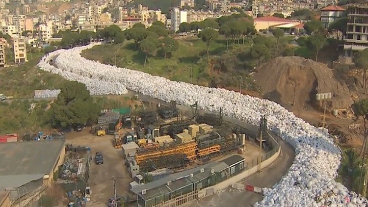 سيل من النفايات يغرق شارعا في بيروت.. (فيديو)