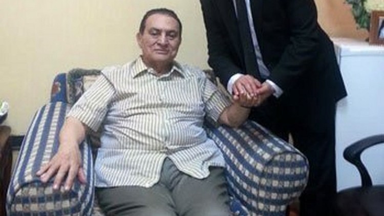صور تظهر محمد حسني مبارك يعاني من السمنة من داخل مقر إقامته