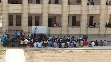 طلاب جامعات عدن يدرسون في العراء بسبب انقطاع الكهرباء