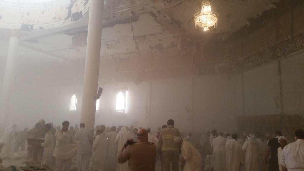 فيديو وصور.. قتلى وجرحى في تفجير انتحاري داخل مسجد وسط مدينة الكويت