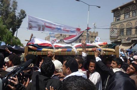 سلطات الأمن اليمنية تحبط عملية انتحارية للقاعدة بمتفجرات مخبأة في نعش \