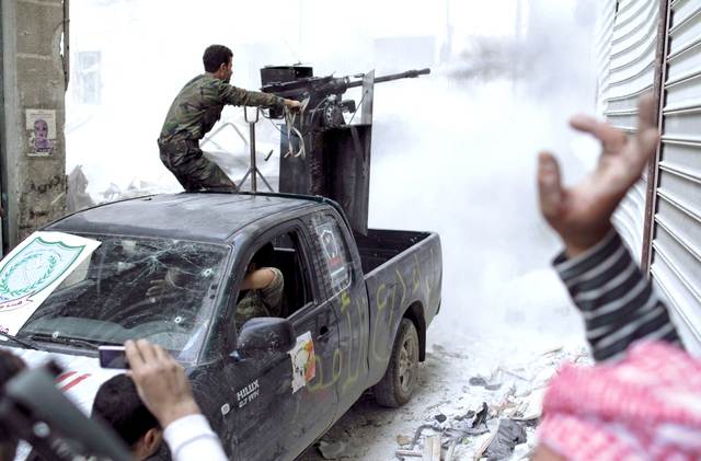 مقاتل من الجيش الحر يطلق النيران من مدفع رشاش باتجاه مواقع الجيش