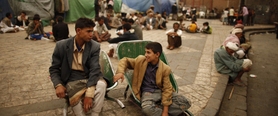 3 ملايين شخص فقدوا أعمالهم.. البطالة كارثة منسية في اليمن وحرب أخرى تعصف بالمدنيين