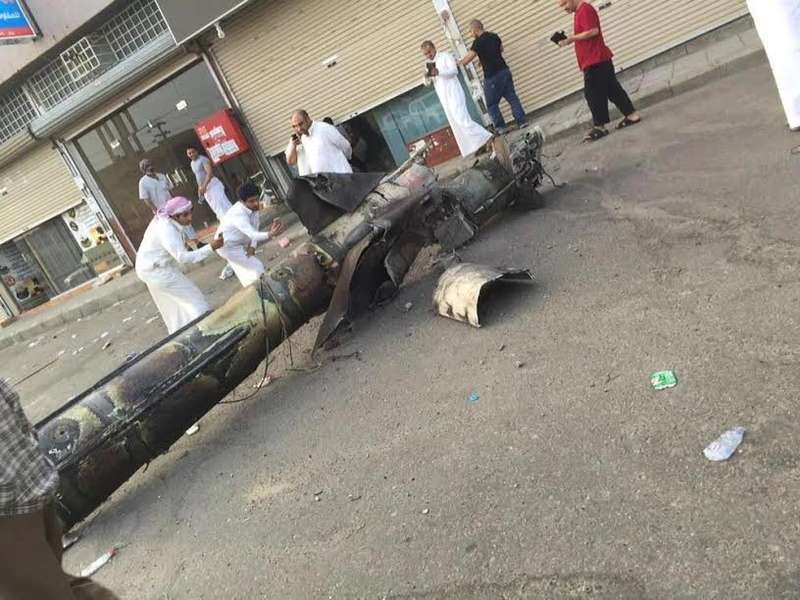 مواطنون سعوديون يلتقطون سيلفي مع صاروخ باليستي عقب اعتراضه