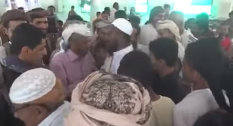 شاهد ردة فعل أبناء عدن عند مشاهدتهم الشيخ حمود المخلافي في أحد المساجد بعد صلاة الجمعة (فيديو)