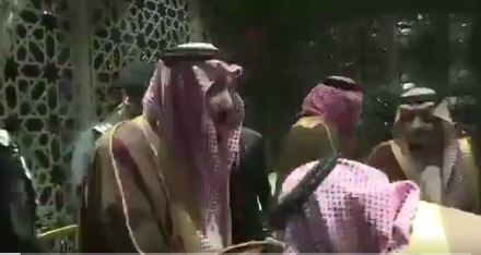 فيديو .. ولي ولي العهد السعودي ينحني ليقبل قدم والده الملك سلمان