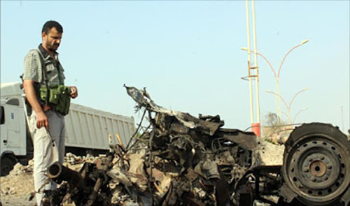 إحدى السيارات المفخخة التي فُجّرت في عدن أمس (الأوروبية)