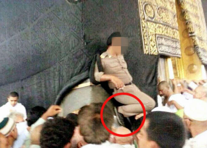 ضجة بالسعودية بعد تصوير رجل أمن بـ«الحرم» مستندًا بحذائه على «الحجر الأسود»