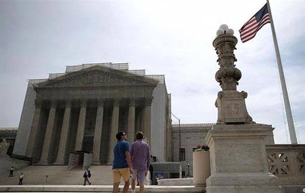 المحكمة العليا بامريكا تبيح زواج المثليين في جميع الولايات .. وأوباما يرحب بالتشريع