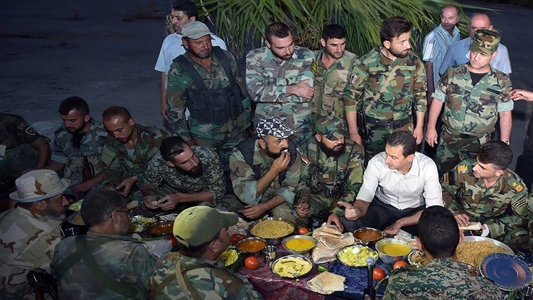 بالفيديو.. بشار الاسد يتناول الافطار مع جنوده في ساحة المعركة