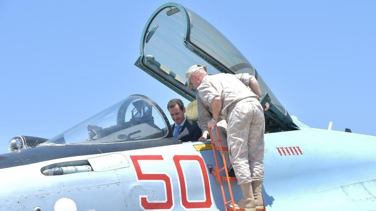 بشار الاسد يزور قاعدة حميميم الروسية ويصعد إلى قمرة قيادة مقاتلة سوخوي 35