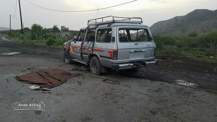 مقتل وإصابة عدد من المدنيين جراء استهداف المليشيا لسيارة تقل مسافرين في منطقة الضباب بتعز
