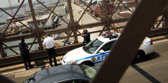 البحث عن مجهولين استبدلوا الأعلام الأمريكية بأخرى بيضاء بجسر بروكلين