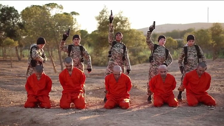 «داعش» ينشر صور ومقاطع لإعدام رهائن على أيدي أطفال 