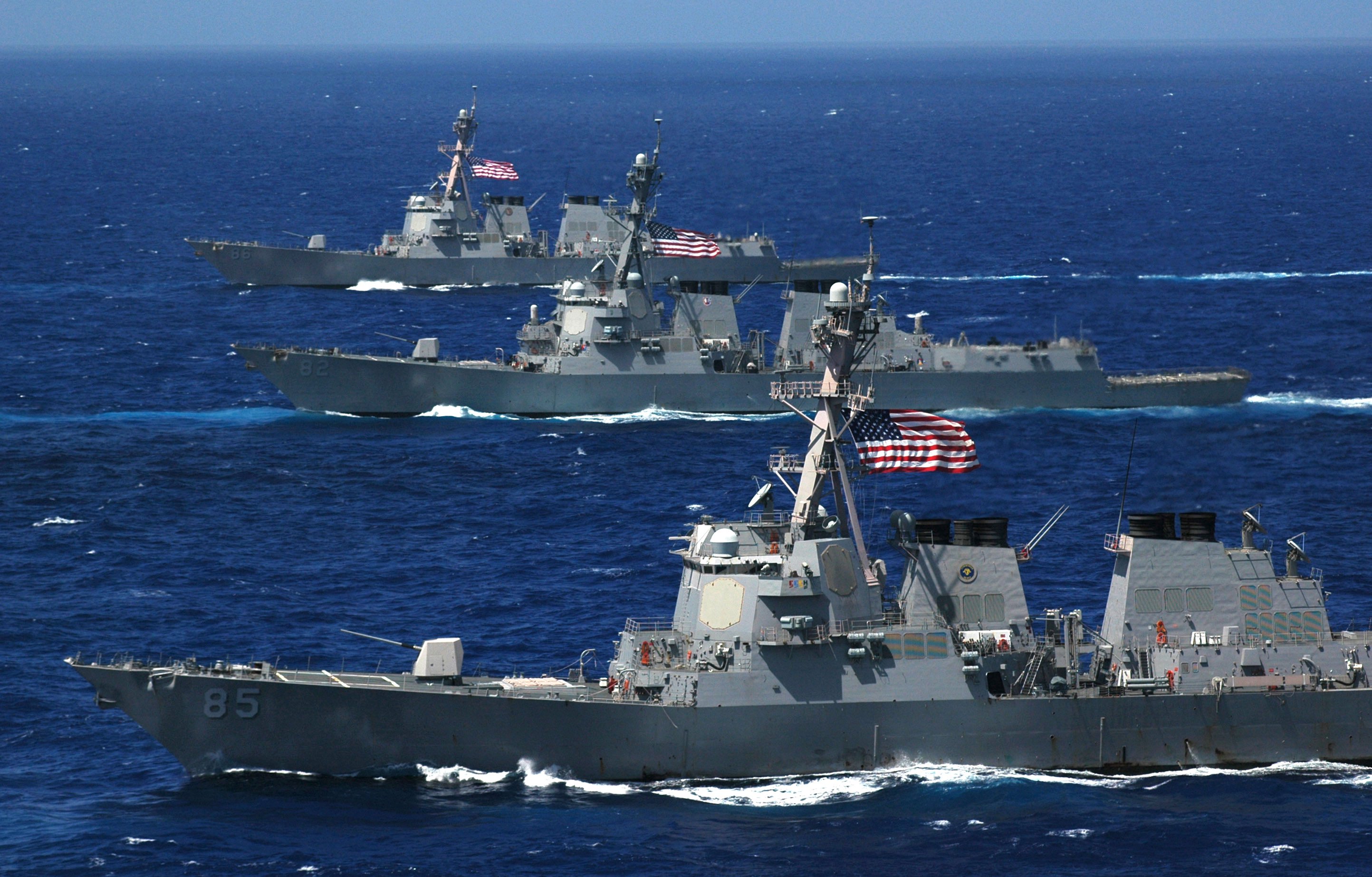 البحرية الأميركية تعلن إيقاف 4 شحنات أسلحة قادمة للحوثيين من إيران