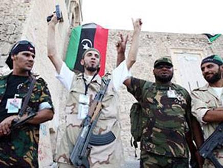الثوار يحتفلون بالسيطرة على طرابلس