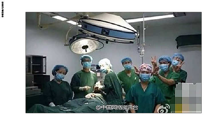 معاقبة فريق طبي لالتقاطهم صور سيلفي خلال إجرائهم لعملية جراحية