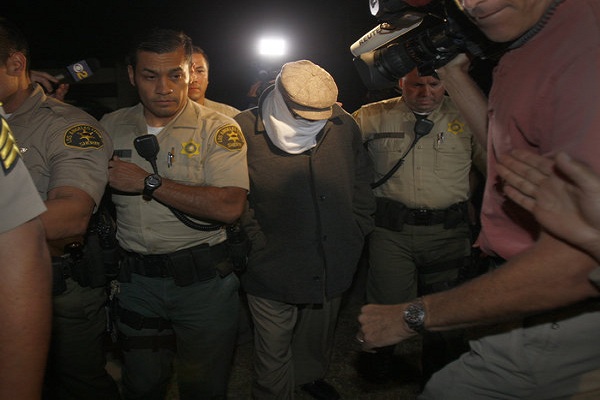 شرطة لوس انجيليس اثناء اعتقال صانع «براءة المسلمين»