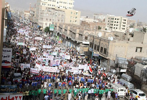 شباب الثورة يتظاهرون في شوارع بصنعاء كانت \