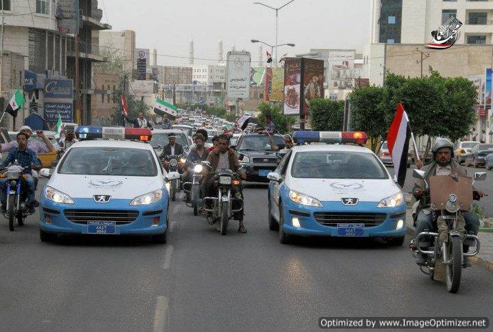 مسيرة لشباب الثورة بالسيارات هي الأولى تصل \